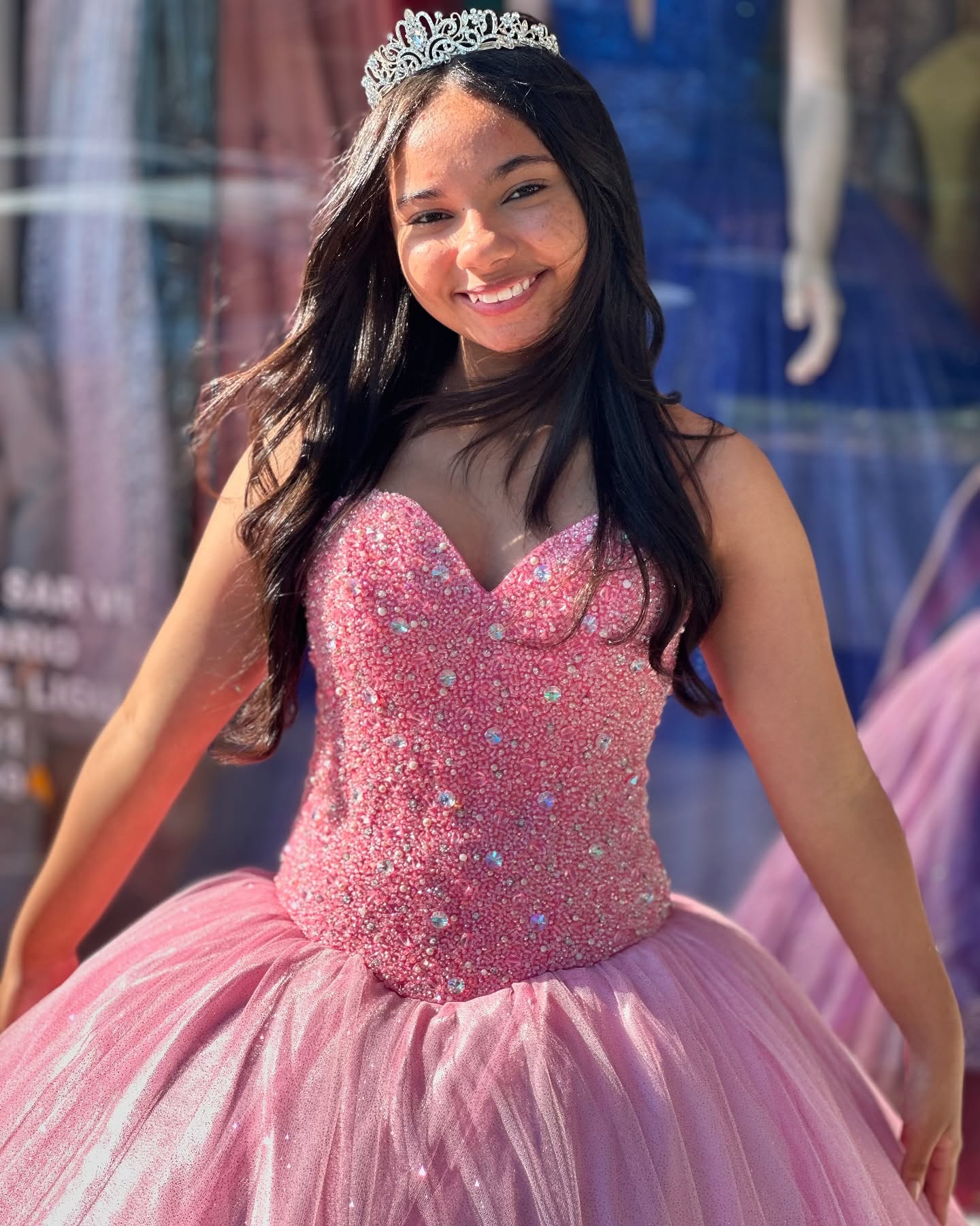 Sorriso de debutante com vestido rosa de pedrarias